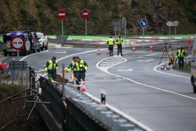 Archivo - Un equipo especializado de la Guardia Civil participa en la reconstrucción del accidente del autobús siniestrado en el río Lérez, a 28 de diciembre de 2022, en Cerdedo-Cotobade, Pontevedra, Galicia (España). El equipo especial de la Guardia Civi