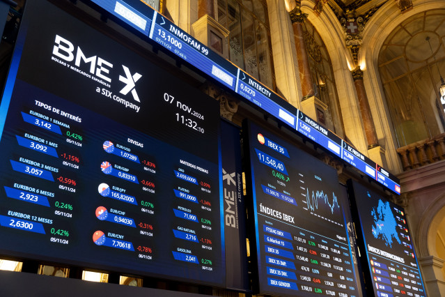 Archivo - Paneles del Ibex en el Palacio de la Bolsa de Madrid, a 7 de noviembre de 2024, en Madrid.