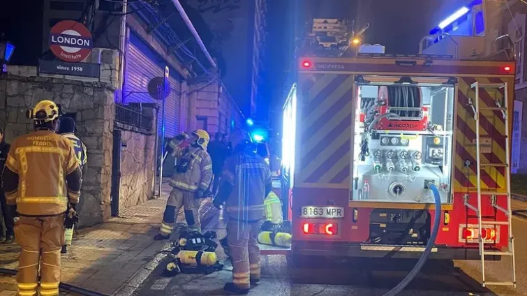 Un incendio en el London Institute de Ferrol se salda con media docena de desalojados y un herido