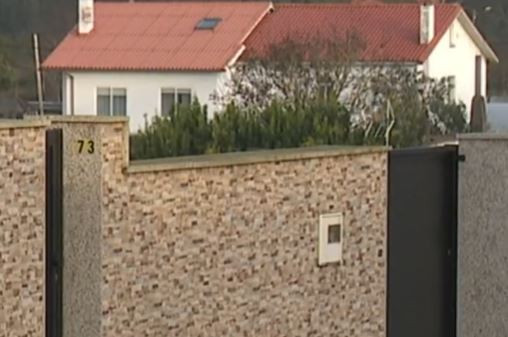 Se busca al conductor de un Seat León rojo por atropellar dos veces a un joven en Valdoviño (vídeo)