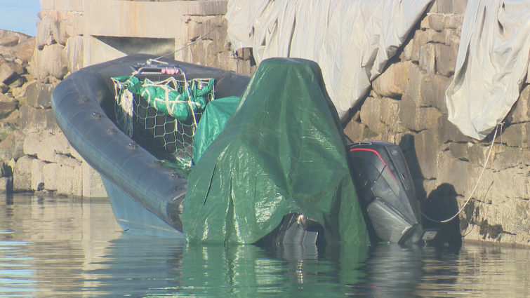 Narcos en Navidad: una planeadora y un tractor aparecen varados en un muelle de Vilanova