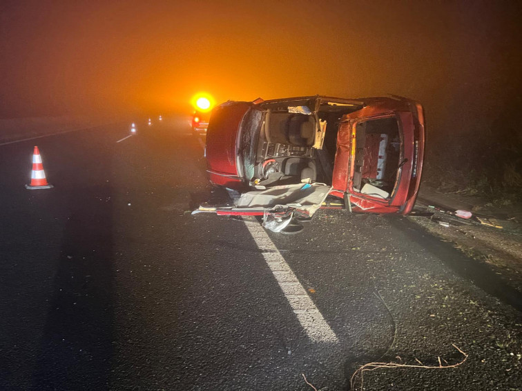 Aparatoso accidente en Boiro deja herido y atrapado en su interior al ocupante de un coche volcado