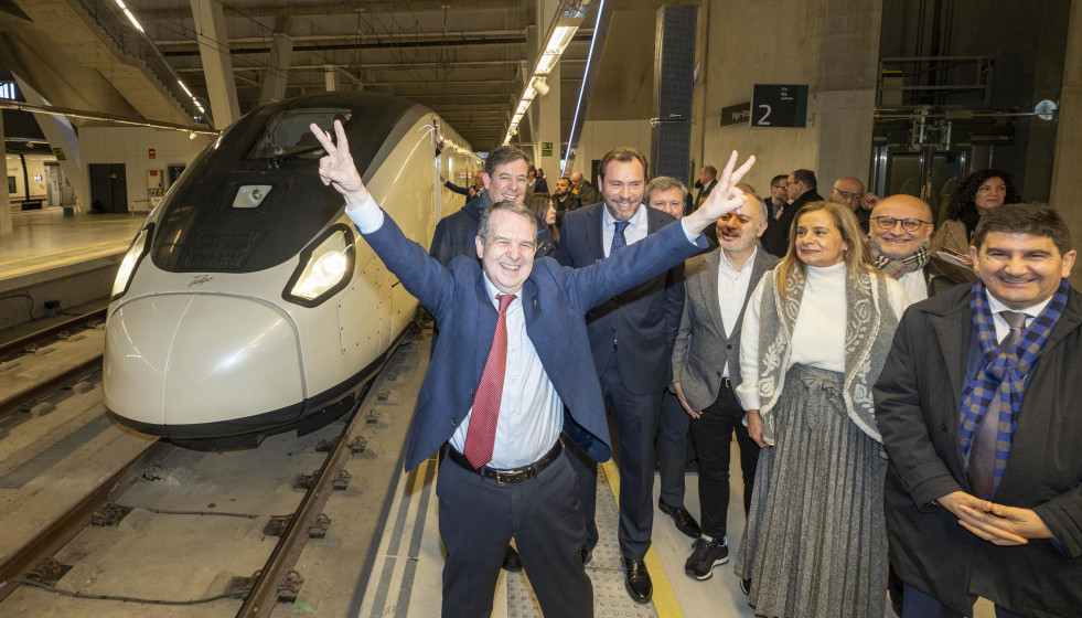 Archivo - El alcalde de Vigo, Abel Caballero, a su llegada a la estación de Vigo en un tren Avril de alta velocidad, a 5 de enero de 2024, en Vigo, Pontevedra, Galicia.