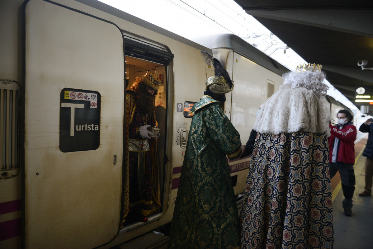Archivo - Los Reyes Magos salen del Renfe Alvia a la cabalgata de Reyes, a 5 de enero de 2022, en Ourense, Galicia (España). La Cabalgata de Reyes recorre la ciudad de Ourense desde la estación de f