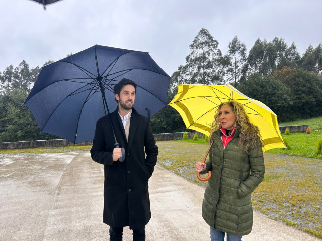 La delegada de la Xunta en Ferrolterra, Martina Aneiros, en una visita Cabanas (A Coruña)