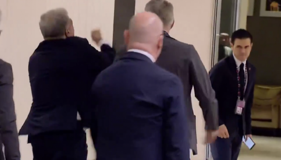 Joan Laporte haciendo una butifarra en Arabia Saudí