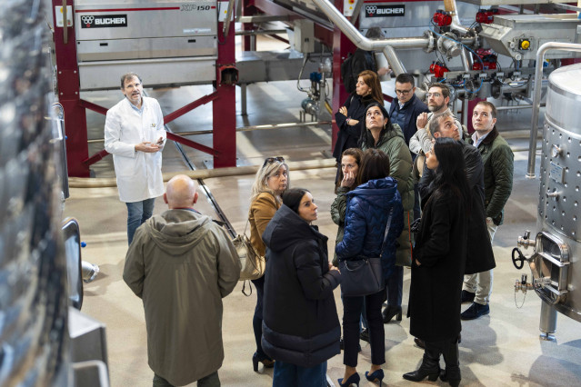 La Comisión de Empleo del PPdeG visita la bodega Viña Costeira, en Ribadavia (Ourense).