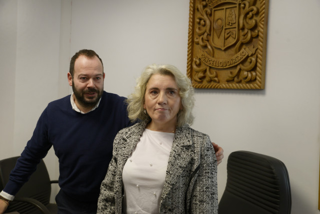La nueva alcaldesa de O Irixo, la socialista Rosa Dalama, tras ser proclamada como regidora al prosperar la moción de censura firmada por PSOE y PP