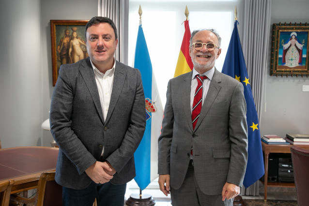 El presidente de la Diputación de  A Coruña, Valentín González Formoso, y el director gerente de la Fundación de Ferrocarriles Españoles, José Ramón Sempere, mantienen una reunión de trabajo