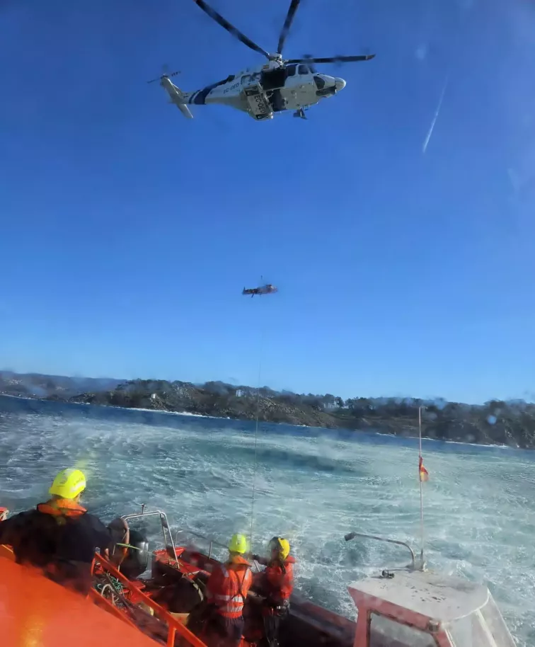 El cadáver de un marinero, izado en helicóptero en la Ría de Aldán (Cangas)