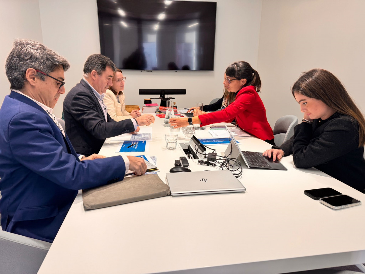 El conselleiro de Educación, Ciencia, Universidades e FP, Román Rodríguez, se reúne con la secretaria de Estado de Digitalización e Inteligencia Artificial, María González.