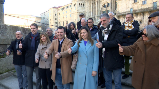 El que fuera jefe de filas del PSdeG entre 2017 y 2021, Gonzalo Caballero, comparece junto a un grupo de militantes en la Praza do Obradoiro de Santiago