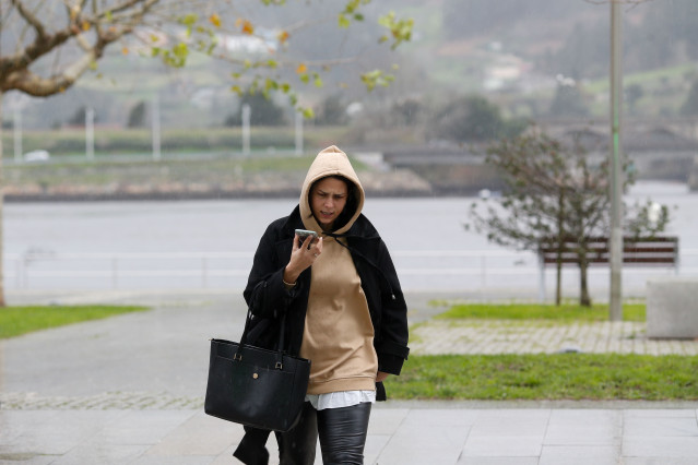 Una persona con capucha camina en Viveiro, a 8 de enero de 2025, en Viveiro, Lugo, Galicia (España). Durante esta mañana de miércoles, Galicia ha registrado vientos de más de 150 kilómetros por hora, en concreto, el valor máximo, según Meteogalicia, se ha