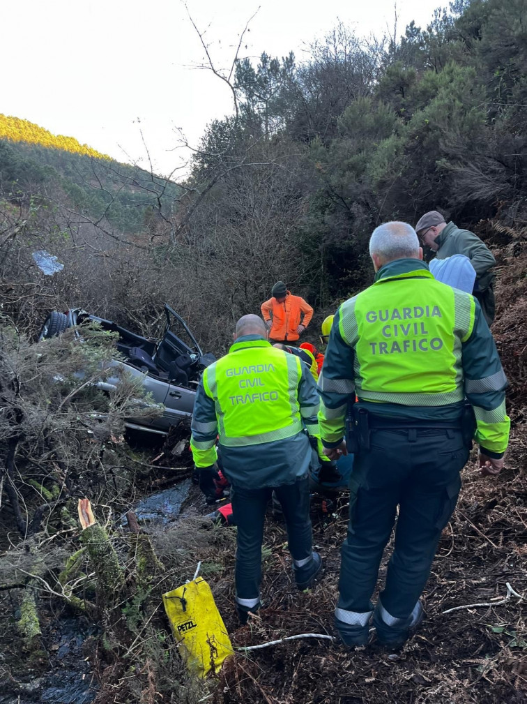 Evacuado un hombre en helicóptero tras salirse de la vía con su coche y caer por un barranco en Monterrei