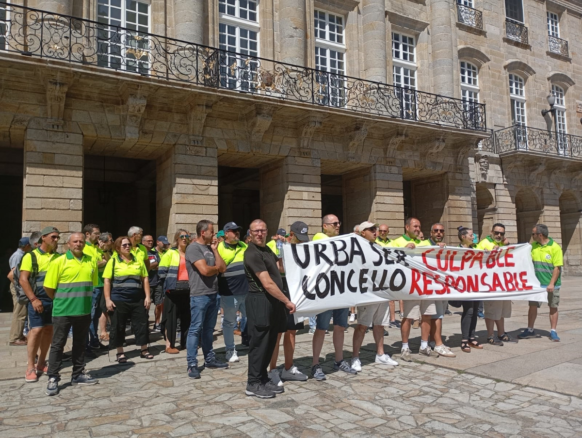 Archivo - Decenas de trabajadores de la empresa Urbaser, concesionaria del servicio de limpieza y recogida de basura en Santiago, se han manifestado este miércoles en la Praza do Obradoiro para prote