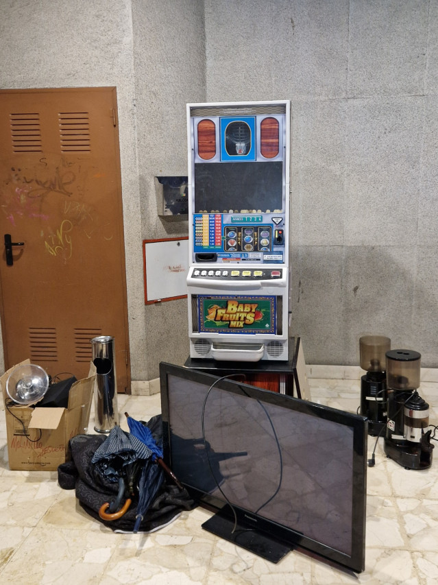 Detenido en Vigo un joven tras forzar la verja de un bar y robar la máquina tragaperras.