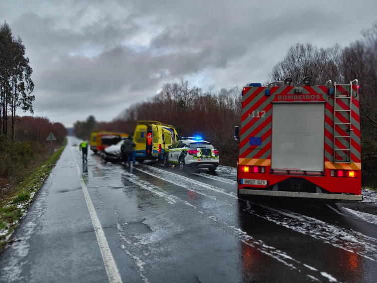 Fallece una persona tras una colisión frontal entre dos vehículos en Xermade