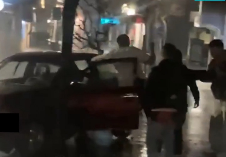 Derrapando a lo loco por el centro de Redondela se empotra contra tubo de gas causando una fuga (vídeo)