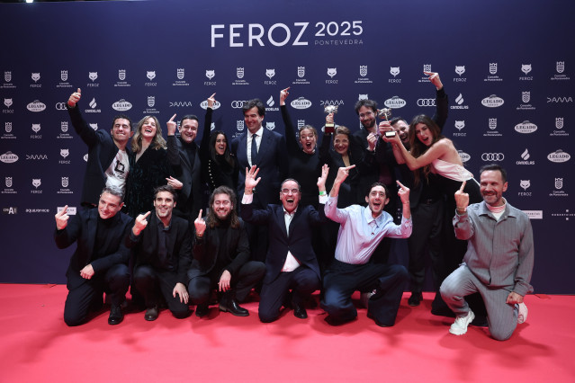 El equipo de 'Casa en Flames' posa con el premio a Mejor película de comedia, en la alfombra roja de los premiados en los Premios Feroz 2025, en el Pazo da Cultura, a 25 de enero de 2025, en Pontevedra, Galicia (España). Los Premios Feroz son entregados d