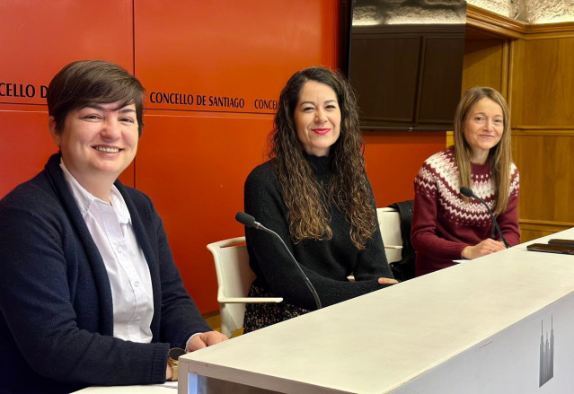 La teniente de alcaldesa de Santiago, María Rozas, en una rueda de prensa.