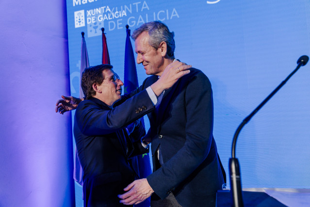 El alcalde de Madrid, José Luis Martínez-Almeida (i) y el presidente de Galicia, Alfonso Rueda (d), participan en el acto ‘Madrid, tengo algo que decirte’, que organiza la Casa de Galicia en Madrid en reconocimiento a los miles de turistas madrileños que