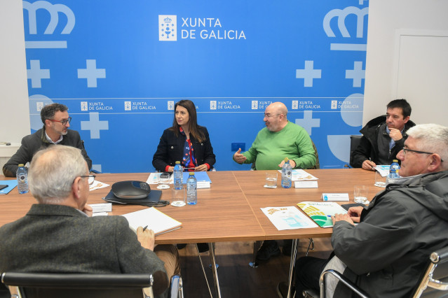 La conselleira do Medio Rural, María José Gómez, reunida con el secretario xeral de Unións Agrarias (UUAA), Roberto García, y con otros responsables de la organización.