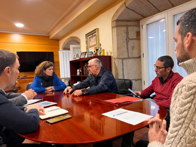 La subdelegada del Gobierno, María Rivas, se reúne con el alcalde de Melide, José Manuel Pérez