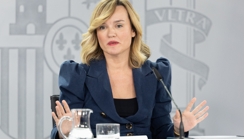 La ministra de Educación, Formación Profesional y Deportes, Pilar Alegría, interviene durante una rueda de prensa posterior a la reunión del Consejo de Ministros, en el Palacio de La Moncloa, a 14