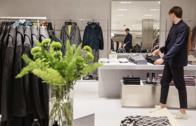 Archivo - Un dependiente en la nueva macrotienda de Zara en el Boulevard Austria de València, a 2 de diciembre de 2022, en Valencia, Comunidad Valenciana (España). El concepto de esta macrotienda replica el modelo de otras megatiendas que recientemente ha