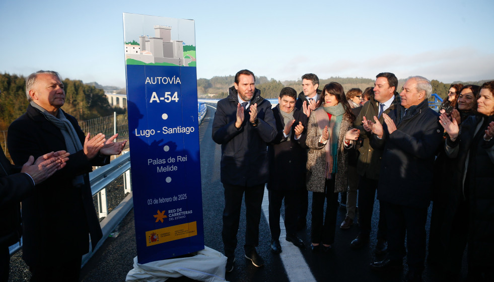 El ministro de Transportes y Movilidad Sostenible, Óscar Puente(c), asiste a la puesta en servicio del tramo Palas de Rei-Melide de la A-54, en el Viaducto de Pambre, a 3 de febrero de 2025, en A Cor