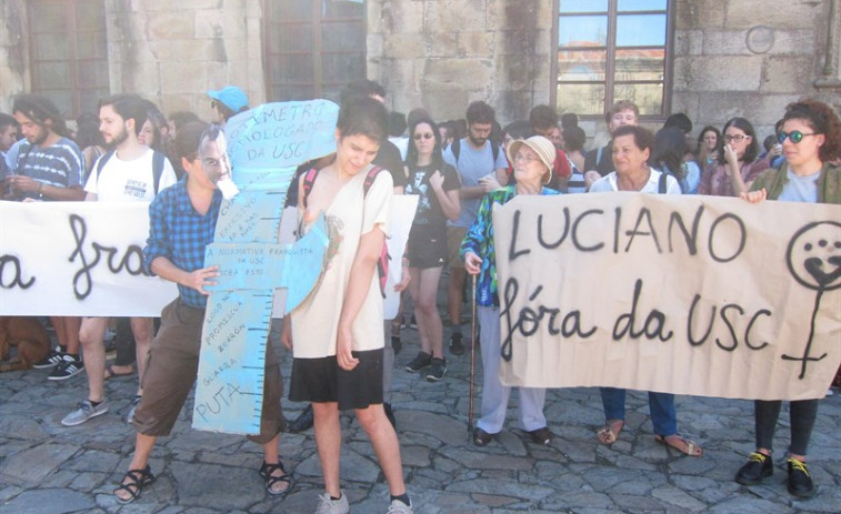 100 alumnos da USC esixen a expulsión do profesor Luciano Méndez