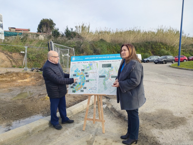 La delegada de la Xunta en Vigo, Ana Ortiz, visita las obras de construcción de nuevas viviendas en el barrio vigués de Navia.
