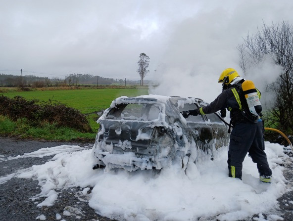 Un coche queda calcinado tras un incendio en la parroquia de Pesadoira, en Negreira