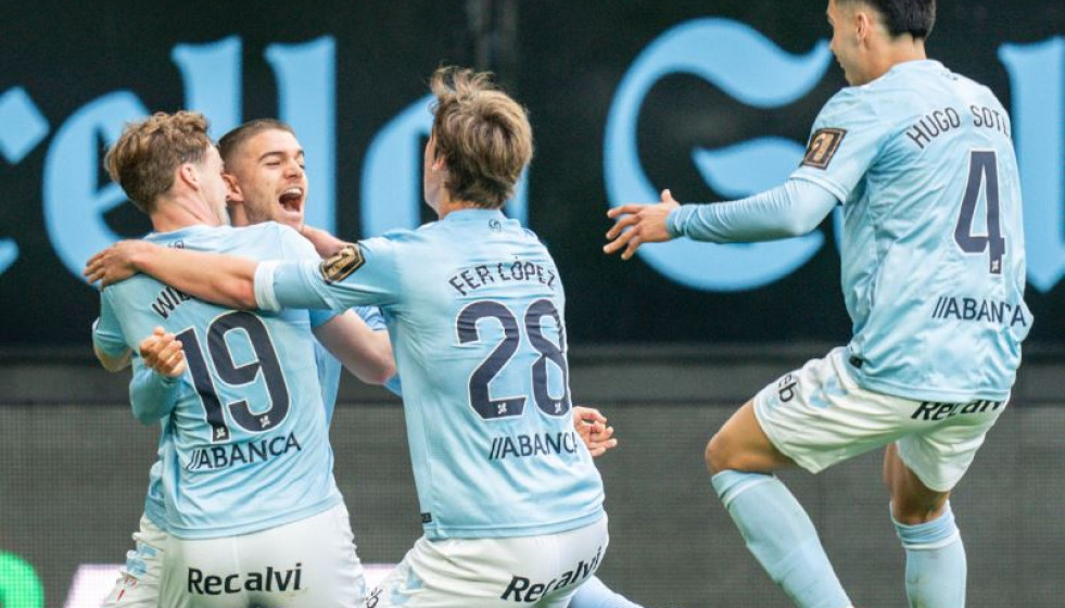 Beltran, Sotelo y Williot celebran el primer gol del Celta