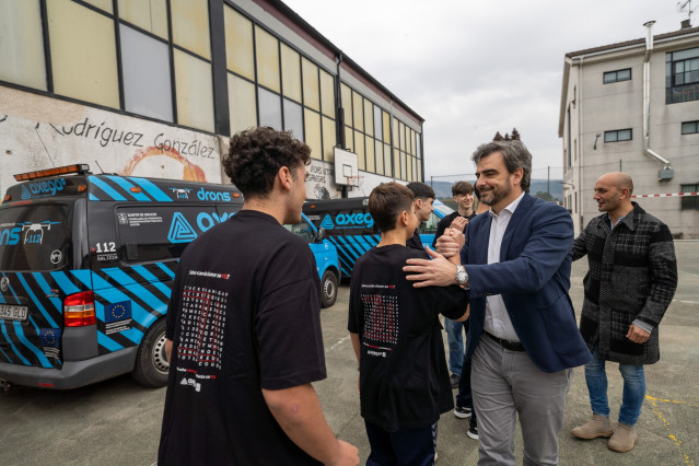 El conselleiro de Presidencia, Xustiza e Deportes, Diego Calvo, en el IES Ribeira do Louro de O Porriño, en un acto con motivo del Día Europeo del 112.