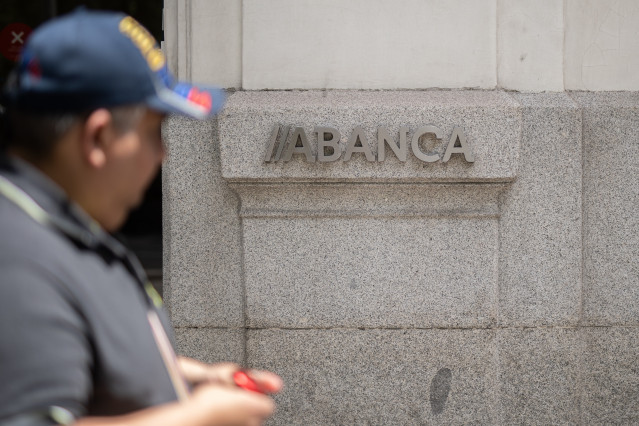 Archivo - Vista de una de las oficinas de Abanca, a 6 de junio de 2024, en Madrid (España). El Consejo de Gobierno del Banco Central Europeo (BCE) ha decidido hoy  bajar los tipos de interés en 25 puntos básicos, de forma que la tasa de referencia para su