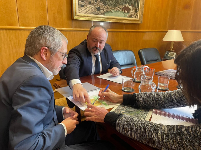 El alcalde de Culleredo, José Ramón Rioboo, se reúne con representantes del Ministerio de Medio Ambiente