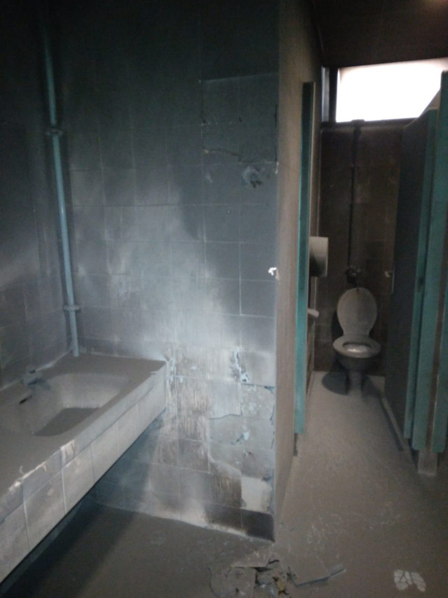Aseo afectado por un incendio en un aseo del IES de Arzúa (A Coruña).