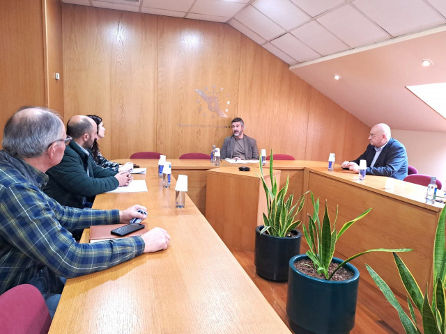 Reunión del alcalde de la Fegamp, Alberto Varela, con varios alcaldes