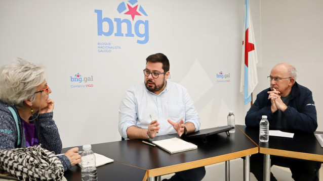 Reunión del portavoz del BNG en Vigo, Xabier Pérez Igrexas, con miembros de la plataforma 'Salvemos a Barroca'.