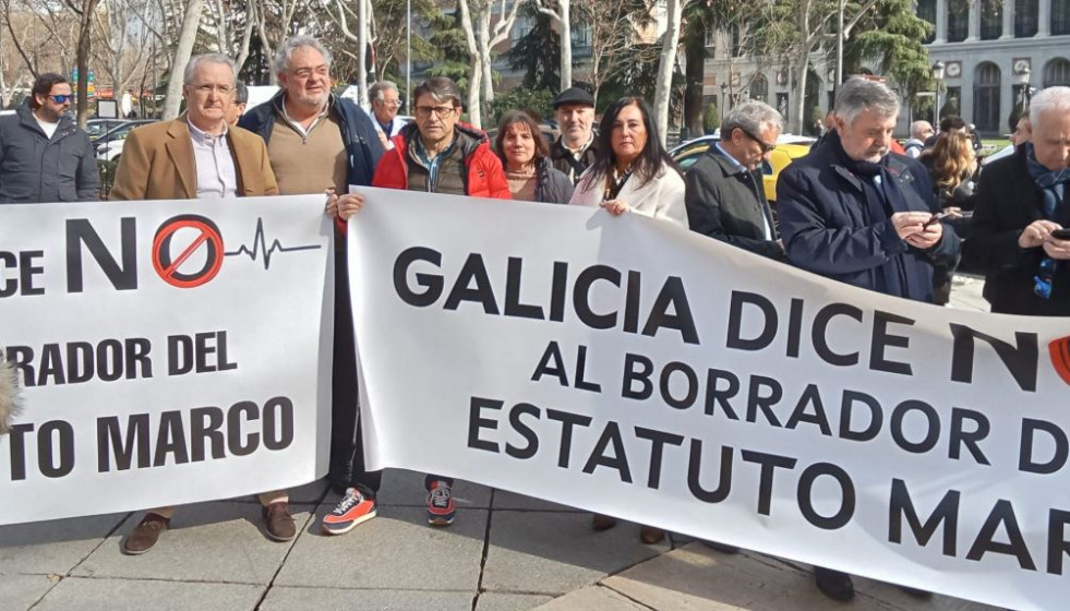 Representantes de médicos y facultativos de Galicia de SIMEGA y O'MEGA en la concentración frente al Ministerio de Sanidad