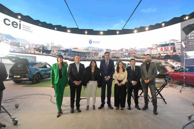 El ministro para la Transformación Digital y la Función Pública, Óscar López, y el presidente de la Diputación de A Coruña, Valentín González Formoso, entre otras autoridades, durante la inauguración del plató virtual Coruña Estudio Inmersivo