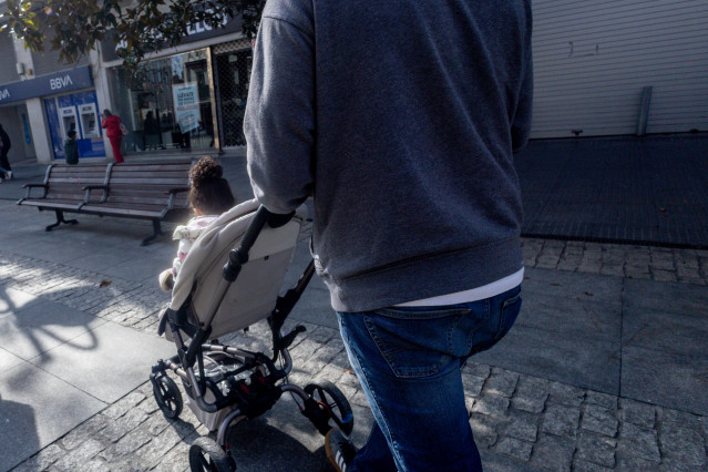 Un hombre lleva un carrito de bebé, a 9 de febrero de 2025, en Madrid (España). El Ayuntamiento de Madrid ha puesto en marcha el Plan de Fomento de la Natalidad y Conciliación, que contará con una dotación de 1.275 millones de euros hasta 2029, con el obj
