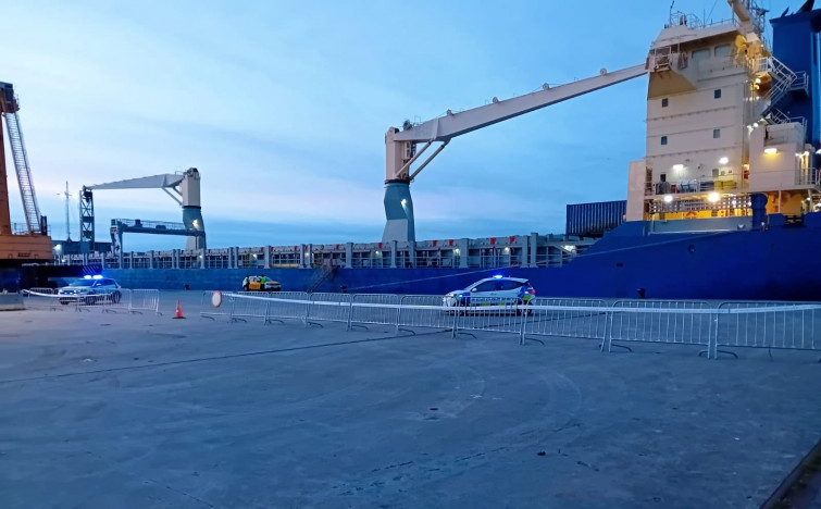 El buque con munición refugiado por un 