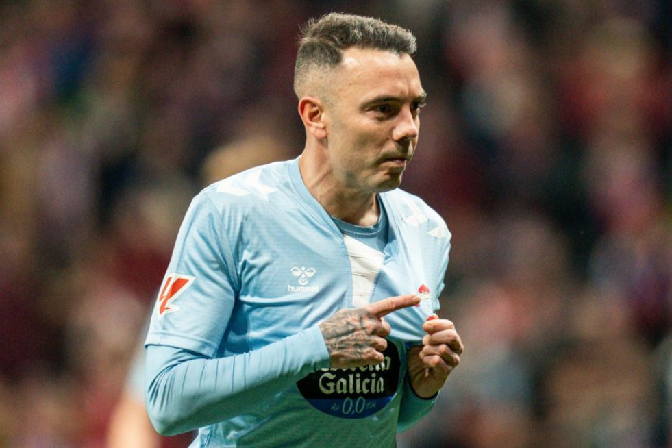 Iago Aspas se señala el escudo tras marcar el penalti en el Wanda Metropolitano