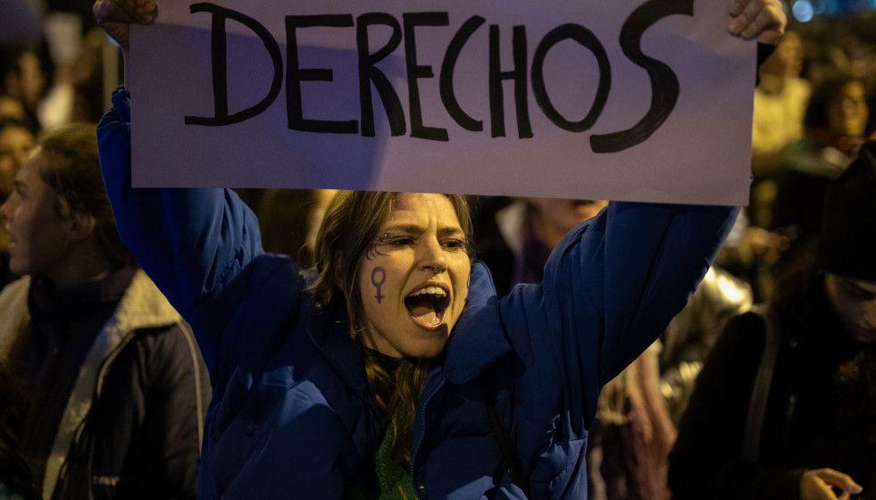 Archivo - Una mujer sostiene un cartel durante la manifestación convocada por la Comisión 8M por el Día Internacional de la Mujer, a 8 de marzo de 2024, en Madrid (España). La Comisión 8M ha conv
