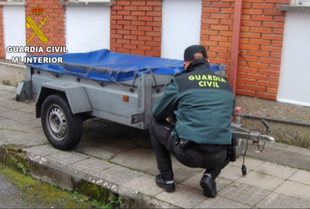 Investigado un vecino de Pazos de Borbén por la sustracción de un remolque ligero, cuyo dueño lo había dejado aparcado en una estación de servicio de la AP-9.