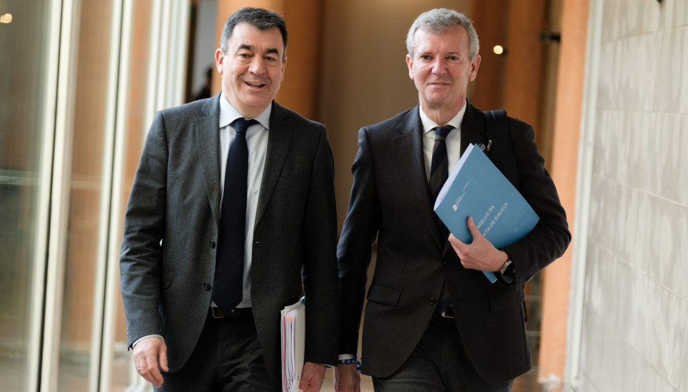 El conselleiro de Educación, Román Rodríguez, y el presidente de la Xunta de Galicia, Alfonso Rueda, tras la reunión del Consello de la Xunta, en San Caetano. Santiago de Compostela.
