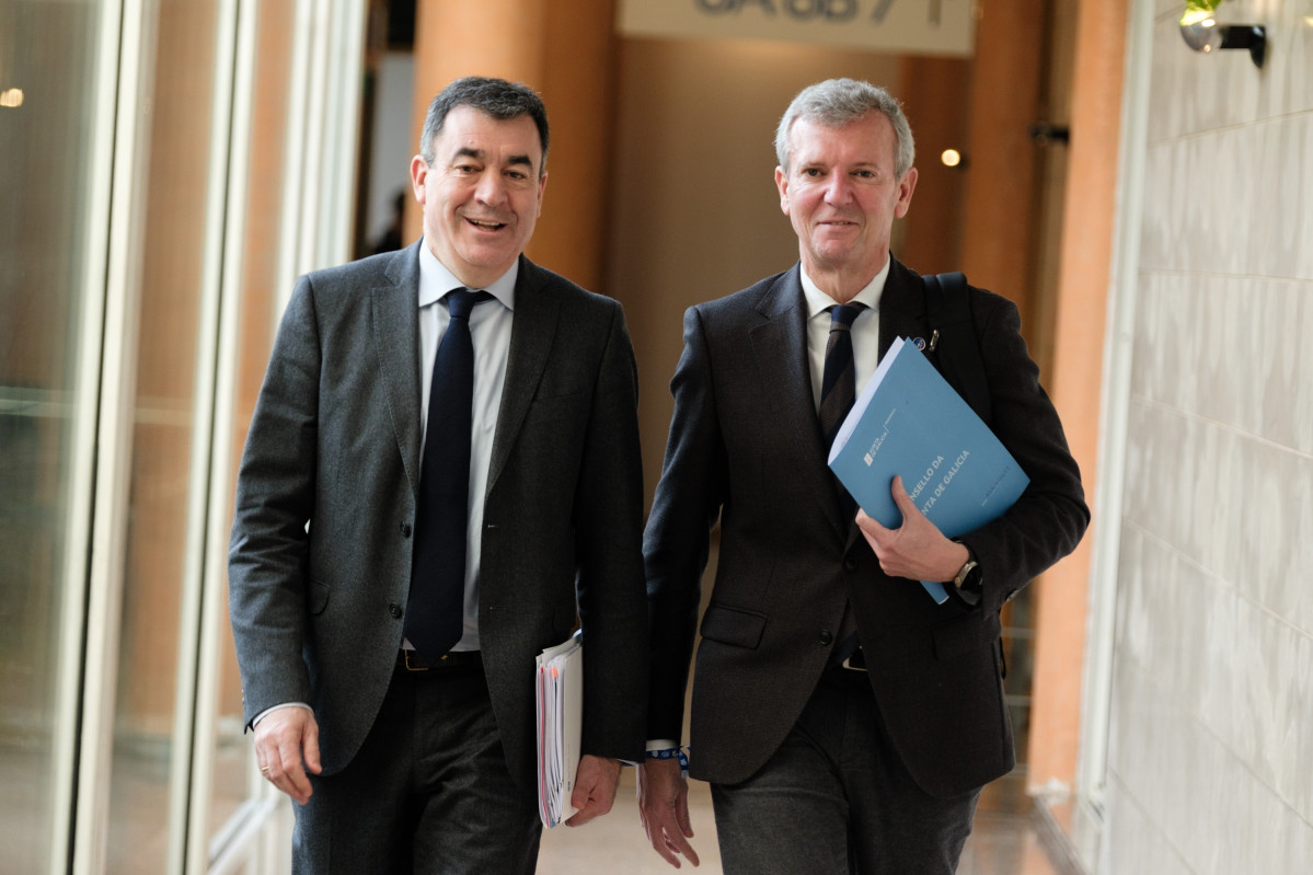 El conselleiro de Educación, Román Rodríguez, y el presidente de la Xunta de Galicia, Alfonso Rueda, tras la reunión del Consello de la Xunta, en San Caetano. Santiago de Compostela.