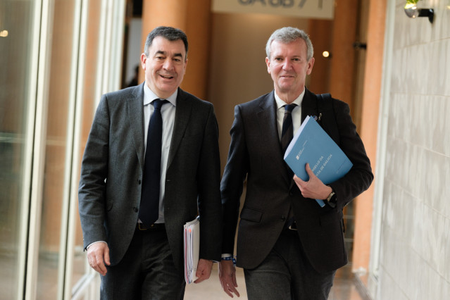 El conselleiro de Educación, Román Rodríguez, y el presidente de la Xunta de Galicia, Alfonso Rueda, tras la reunión del Consello de la Xunta, en San Caetano. Santiago de Compostela.
